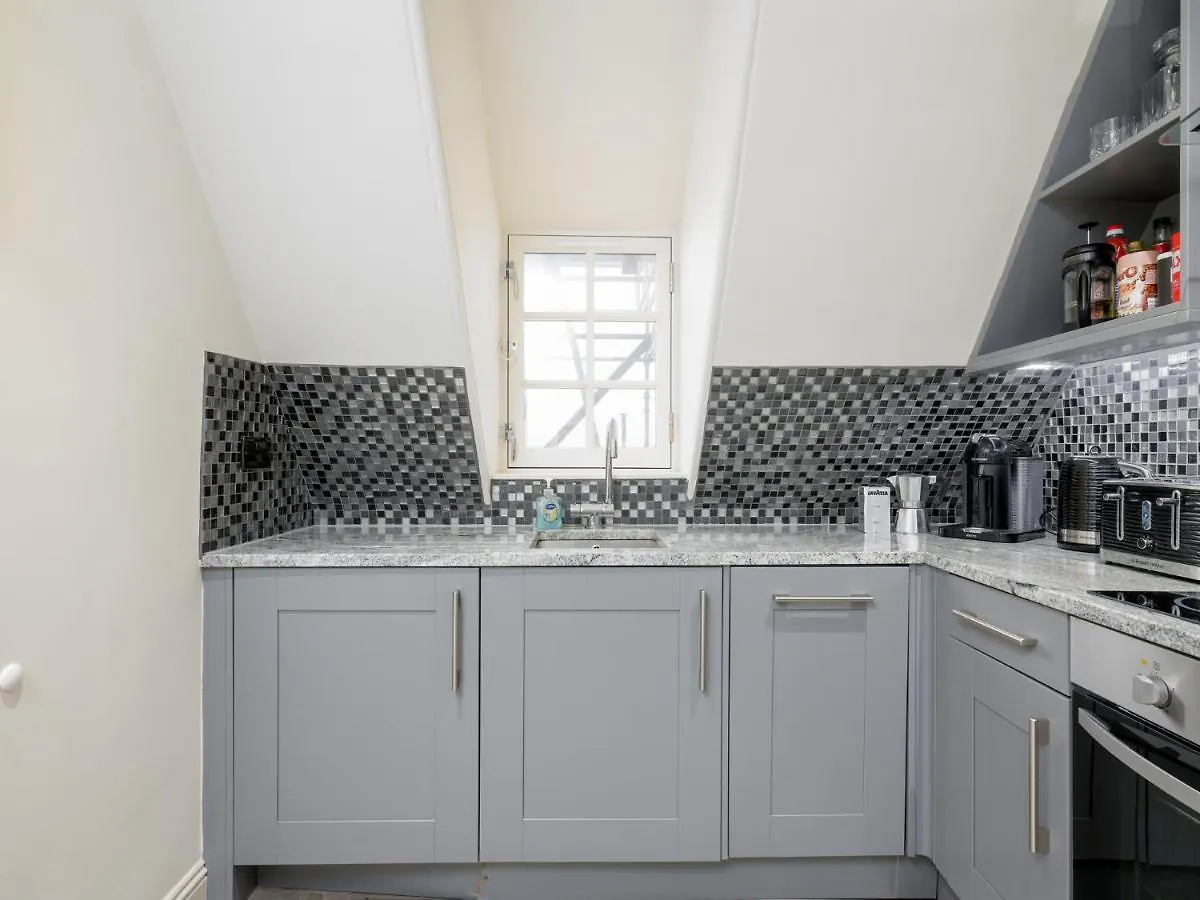 Pass The Keys Historic Ramsay Garden Apt With Balcony Views Edinburgh