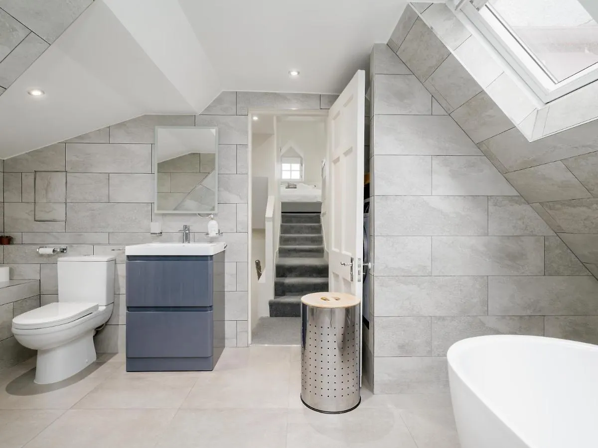 Pass The Keys Historic Ramsay Garden Apt With Balcony Views Edinburgh Apartment