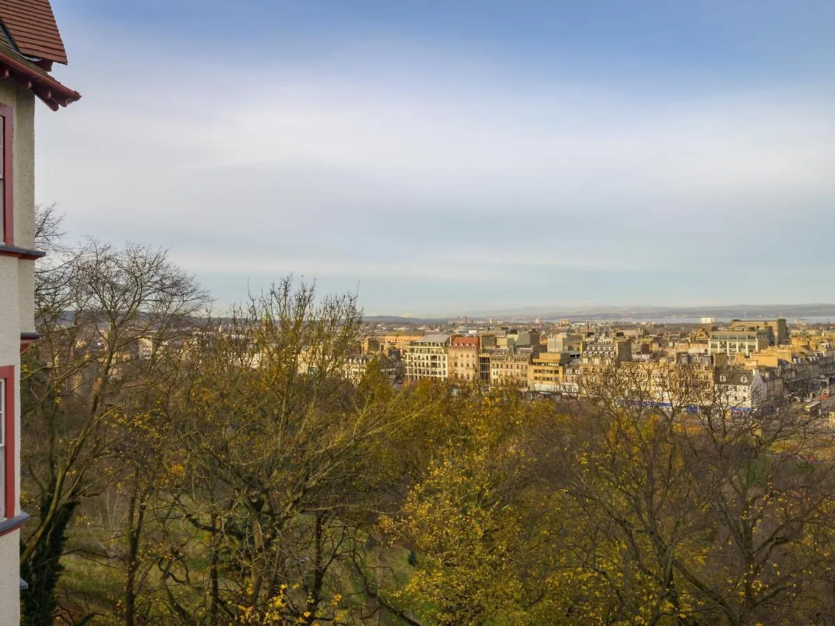 Pass The Keys Historic Ramsay Garden Apt With Balcony Views Edinburgh