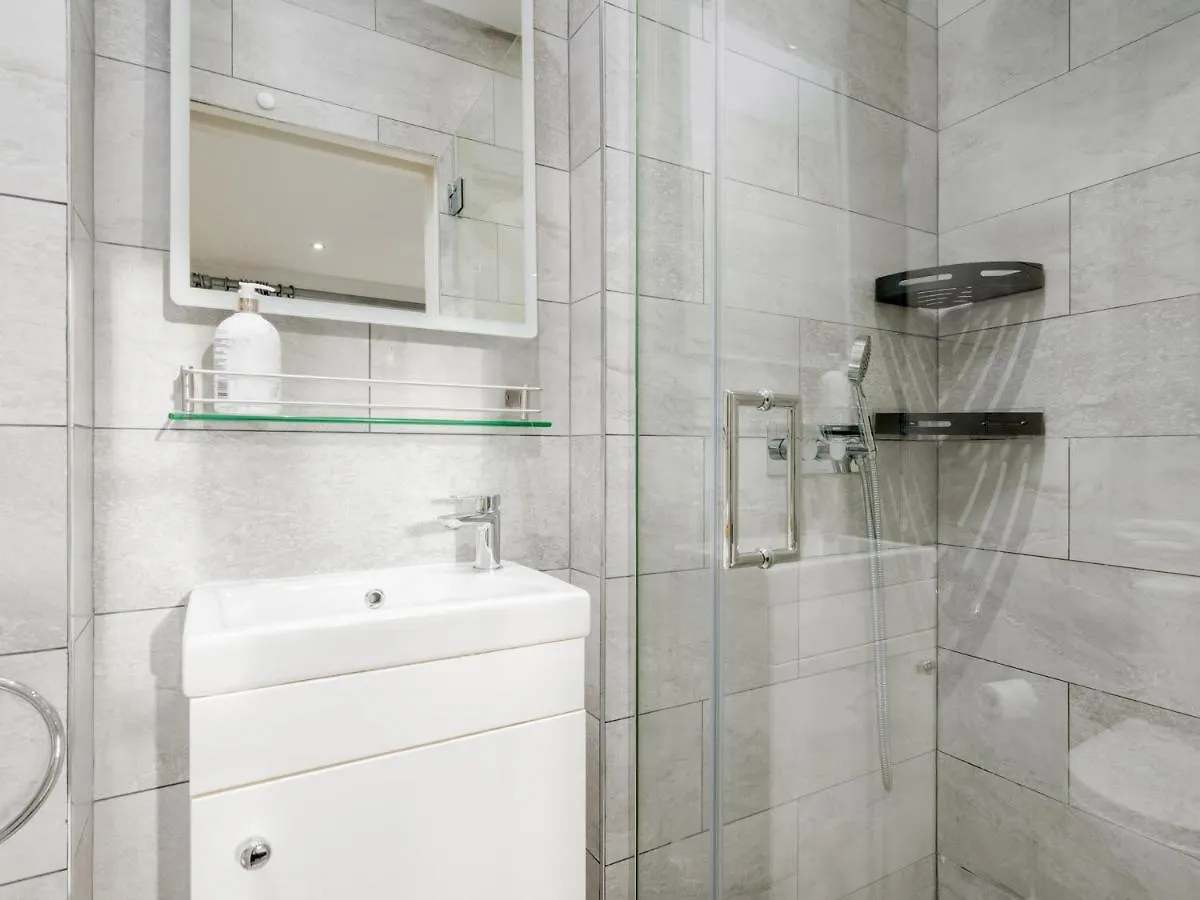 Pass The Keys Historic Ramsay Garden Apt With Balcony Views Edinburgh 0*,  United Kingdom