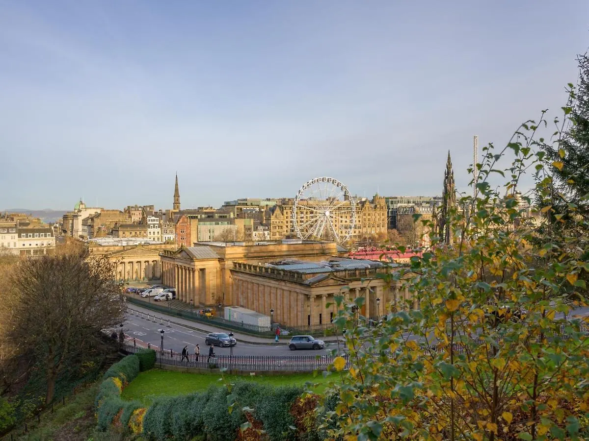 Pass The Keys Historic Ramsay Garden Apt With Balcony Views Edinburgh 0*,  United Kingdom