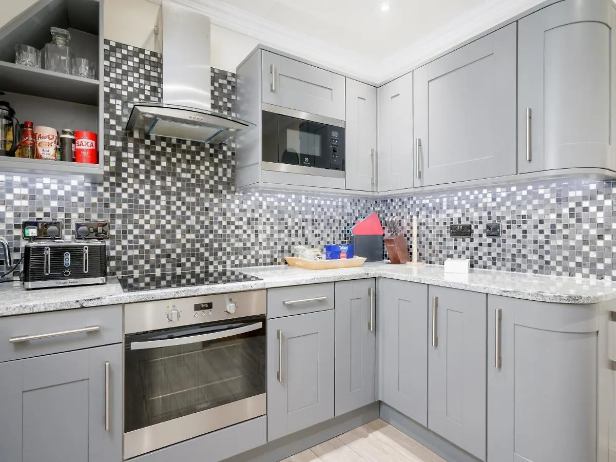Pass The Keys Historic Ramsay Garden Apt With Balcony Views Edinburgh Apartment