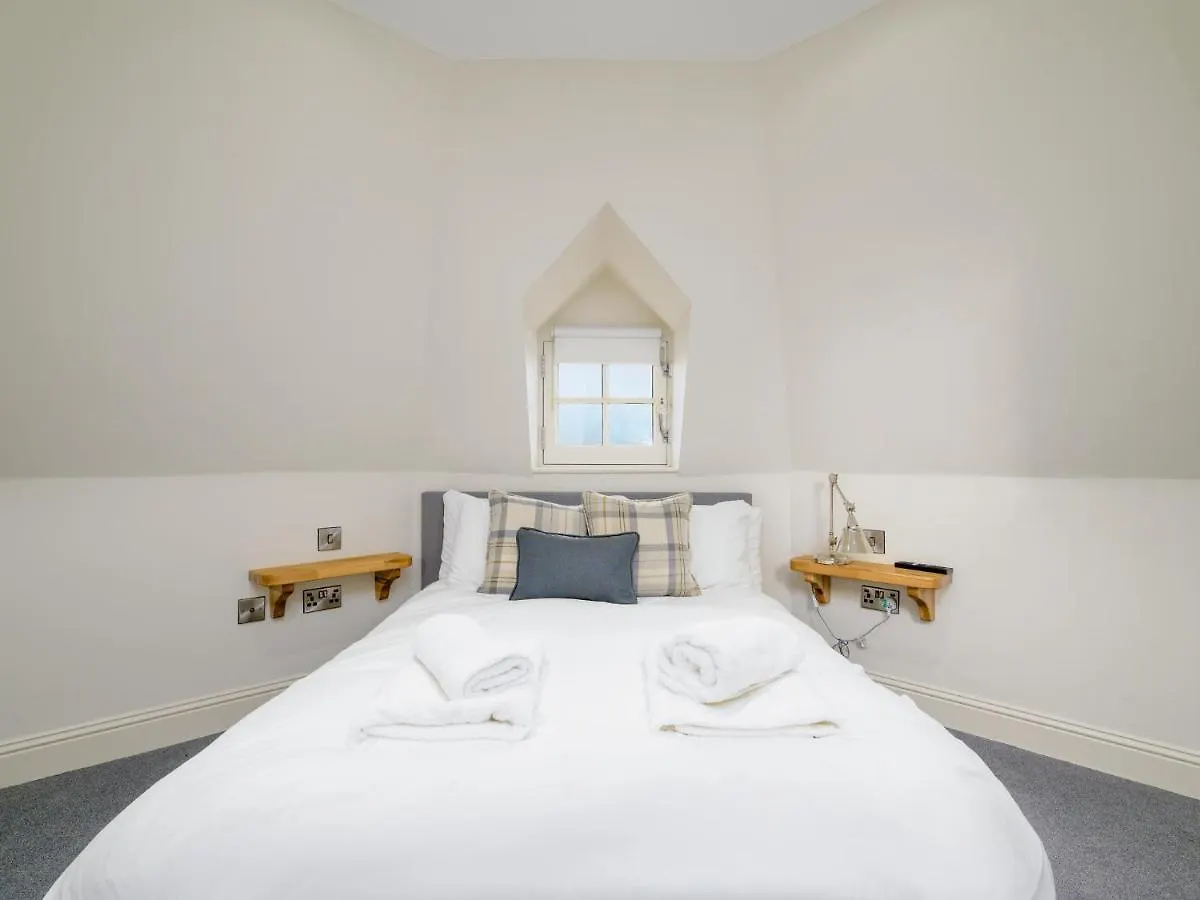 Pass The Keys Historic Ramsay Garden Apt With Balcony Views Edinburgh Apartment