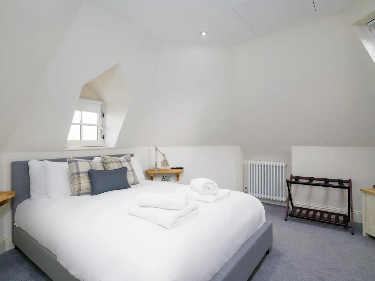 Pass The Keys Historic Ramsay Garden Apt With Balcony Views Edinburgh Apartment
