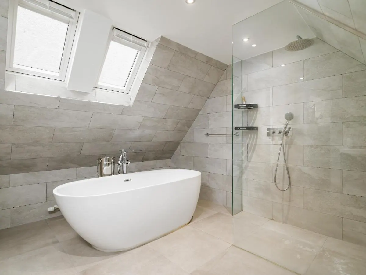 Pass The Keys Historic Ramsay Garden Apt With Balcony Views Edinburgh United Kingdom