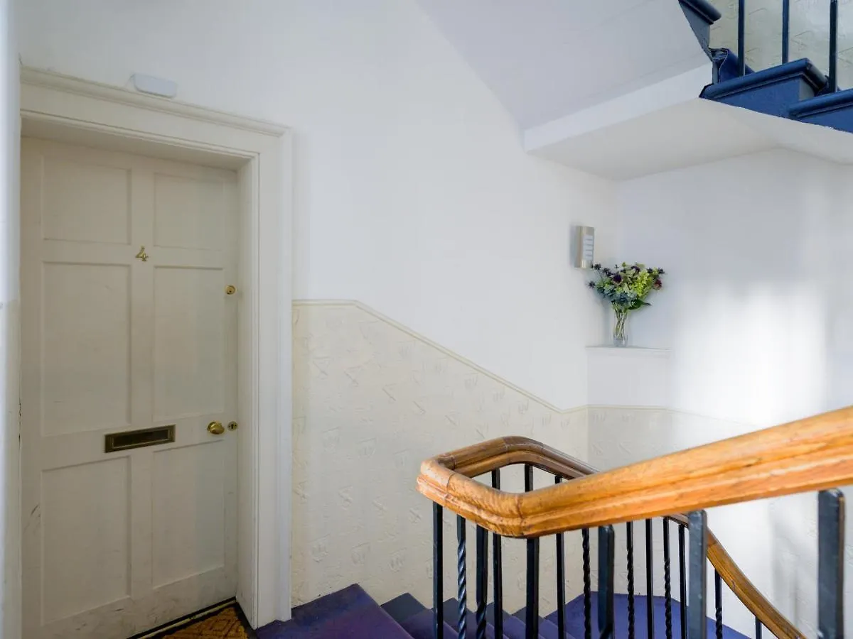 Pass The Keys Historic Ramsay Garden Apt With Balcony Views Edinburgh